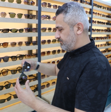 GÖZLÜKÇÜLER ODASI BAŞKANI'NDAN SAHTE GÜNEŞ GÖZLÜĞÜ UYARISI: "SAHTE GÜNEŞ GÖZLÜKLERİ CİDDİ GÖZ HASTALIKLARINA SEBEBİYET VERİR"