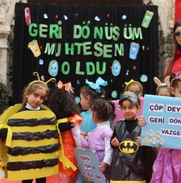 Atık Malzemelerden Çocuk Defilesi Düzenlendi