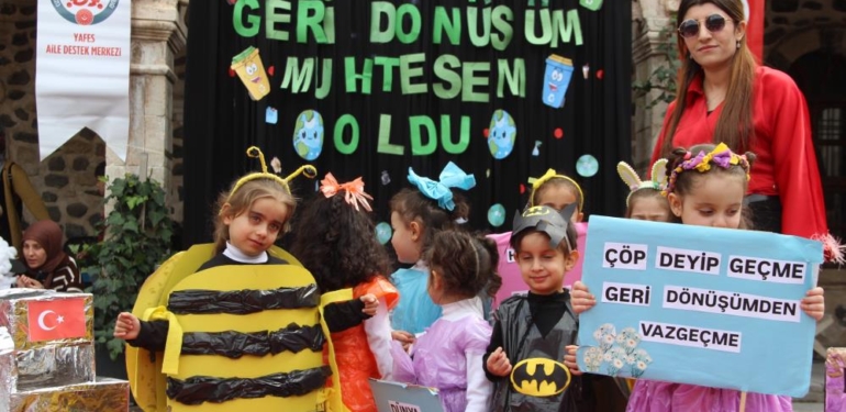 Atık Malzemelerden Çocuk Defilesi Düzenlendi