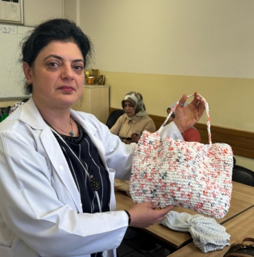 NAYLON POŞETLER RENGARENK ÇANTALARA DÖNÜŞÜYOR HEM ÇEVRE KİRLİLİĞİNİ ÖNLÜYORLAR HEM DE SIFIR MALİYETLE EL EMEĞİ ÜRÜNLER YAPIYORLAR