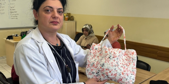 Naylon Poşetler Rengarenk Çantalara Dönüşüyor