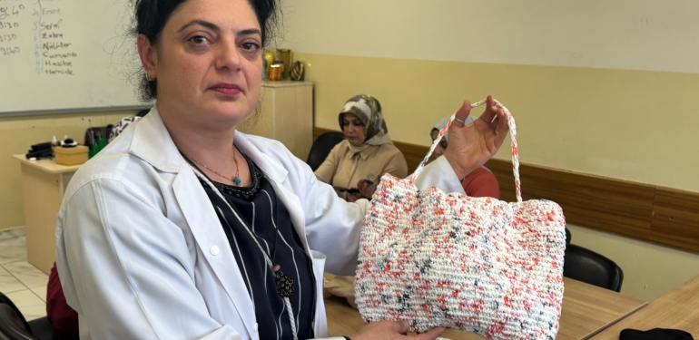 Naylon Poşetler Rengarenk Çantalara Dönüşüyor
