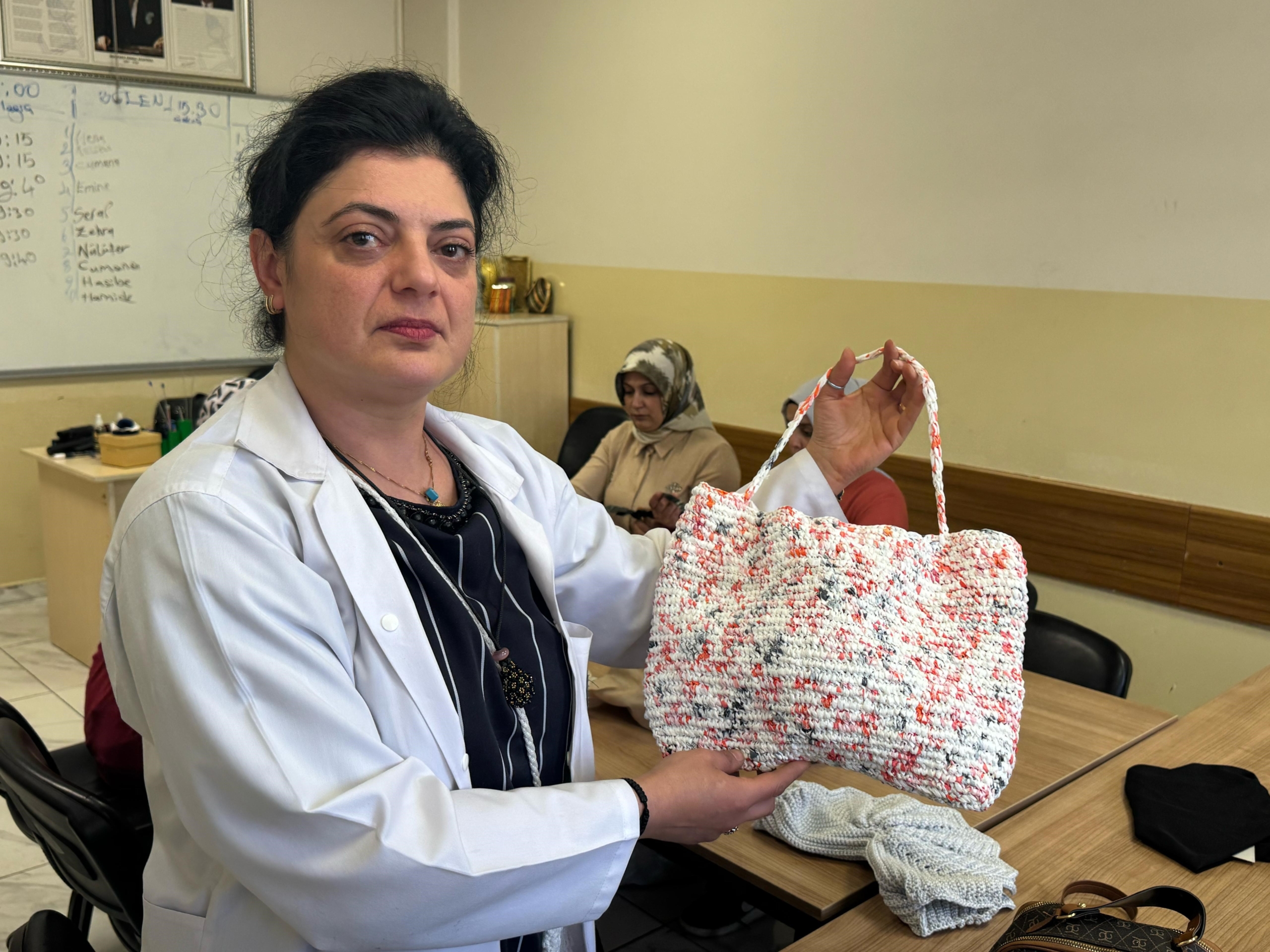 Naylon Poşetler Rengarenk Çantalara Dönüşüyor