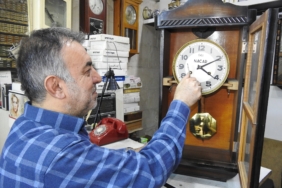 TARİHE TANIKLIK ETMİŞ SAATLERİ 10 METREKARELİK DÜKKANINDA TAMİR EDİYOR