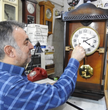 TARİHE TANIKLIK ETMİŞ SAATLERİ 10 METREKARELİK DÜKKANINDA TAMİR EDİYOR