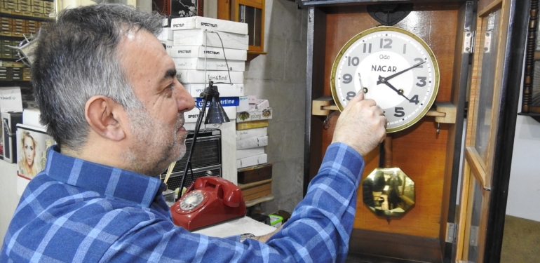 Tarihe Tanıklık Etmiş Saatleri 10 Metrekarelik Dükkanında Tamir Ediyor