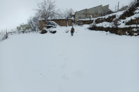 BATMAN'DA NİSAN ORTASINDA YAYLA HAZIRLIĞI YAPAN KÖYLÜLER KAR SÜRPRİZİ İLE KARŞILAŞTI