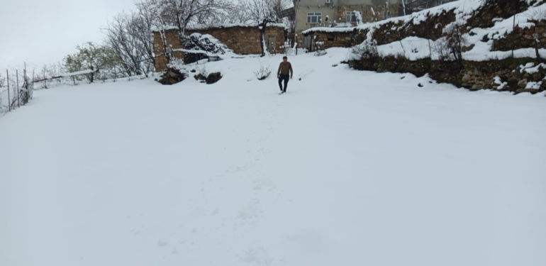 Nisan Ortasında Yayla Hazırlığı Yapan Köylüler Kar Sürprizi İle Karşılaştı