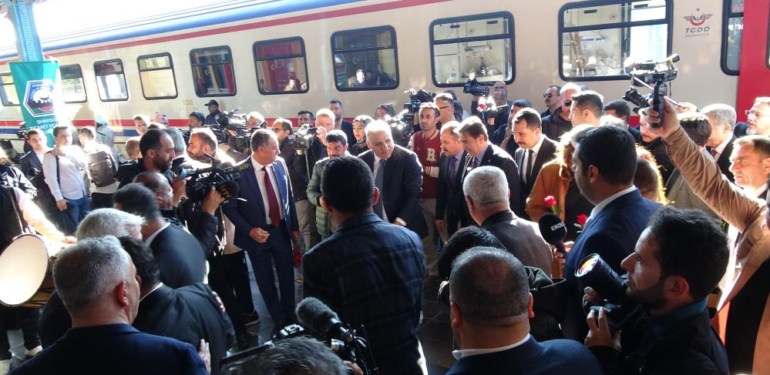 Turistik Diyarbakır Ekspresi Treni Davul ve Zurna Ile Karşılandı