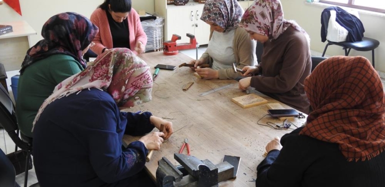 Kadınlar, İşlemecilikte Erkeklere Taş Çıkarıyor