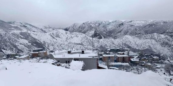 Şırnak’ta Nisanda Lapa Lapa Kar Yağdı, Ahırlar Zarar Gördü