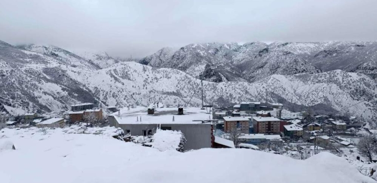 Şırnak’ta Nisanda Lapa Lapa Kar Yağdı, Ahırlar Zarar Gördü