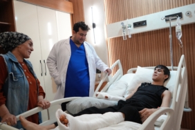 MAKİNEYE KAPTIRDIĞI EL PARMAKLARININ YERİNE AYAK PARMAĞI DİKİLDİ GAZİANTEP'TE MİKRO CERRAHİ TEKNİKLE AYAK PARMAĞI ELE DİKİLDİ