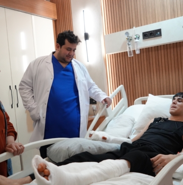 MAKİNEYE KAPTIRDIĞI EL PARMAKLARININ YERİNE AYAK PARMAĞI DİKİLDİ GAZİANTEP'TE MİKRO CERRAHİ TEKNİKLE AYAK PARMAĞI ELE DİKİLDİ