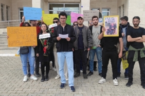 ÖĞRENCİLER ÖLEN ARKADAŞLARI İÇİN EYLEM YAPTI, ÜNİVERSİTE İLE İLGİLİ YENİ SKANDAL ORTAYA ÇIKTI OKUL YÖNETİMİ, KAMPÜSTEKİ BAŞIBOŞ KÖPEKLER İÇİN MAMA KAPLARI VE KULÜBELER YAPMIŞ HARRAN ÜNİVERSİTESİ ÖĞRENCİLERİ KÖPEK SALDIRISINDA ÖLEN ARKADAŞLARI İÇİN EYLEMLERİNİ SÜRDÜRÜYOR ÖĞRENCİLERDEN REKTÖRLÜK BİNASI ÖNÜNDE EYLEM