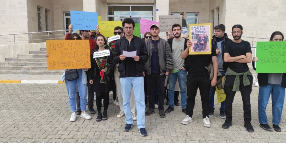 Öğrenciler Ölen Arkadaşları İçin Rektörlük Önünde Eylem Yapıyor