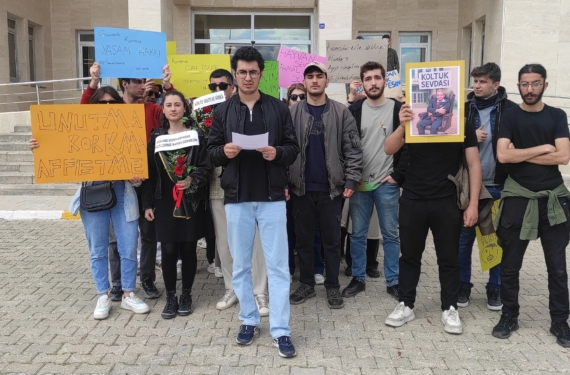 ÖĞRENCİLER ÖLEN ARKADAŞLARI İÇİN EYLEM YAPTI, ÜNİVERSİTE İLE İLGİLİ YENİ SKANDAL ORTAYA ÇIKTI OKUL YÖNETİMİ, KAMPÜSTEKİ BAŞIBOŞ KÖPEKLER İÇİN MAMA KAPLARI VE KULÜBELER YAPMIŞ HARRAN ÜNİVERSİTESİ ÖĞRENCİLERİ KÖPEK SALDIRISINDA ÖLEN ARKADAŞLARI İÇİN EYLEMLERİNİ SÜRDÜRÜYOR ÖĞRENCİLERDEN REKTÖRLÜK BİNASI ÖNÜNDE EYLEM