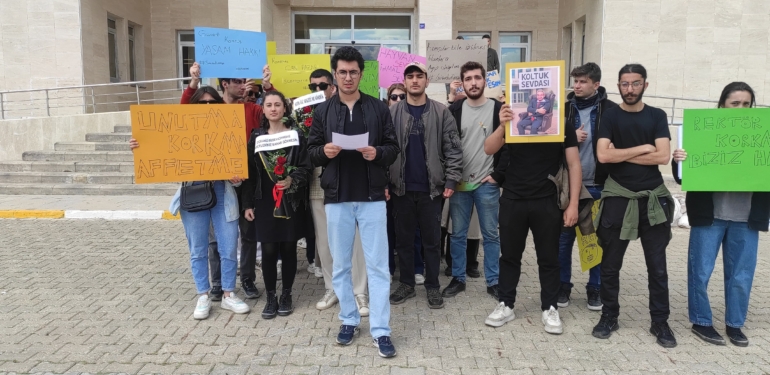 Öğrenciler Ölen Arkadaşları İçin Rektörlük Önünde Eylem Yapıyor