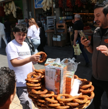 DİYARBAKIRLI FENOMEN 5 YILDIR CANLI YAYIN BAĞIŞLARIYLA ÜCRETSİZ SİMİT VE MEYVE SUYU DAĞITIYOR