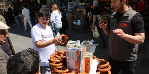 Canlı Yayın Bağışlarıyla Ücretsiz Simit ve Meyve Suyu Dağıtıyor