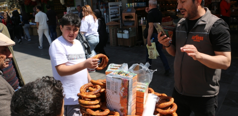 Canlı Yayın Bağışlarıyla Ücretsiz Simit ve Meyve Suyu Dağıtıyor