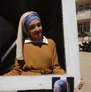 BATMAN'DA ÖĞRENCİLER ATIKLARDAN 'YÜRÜYEN TABLOLAR' YAPTI