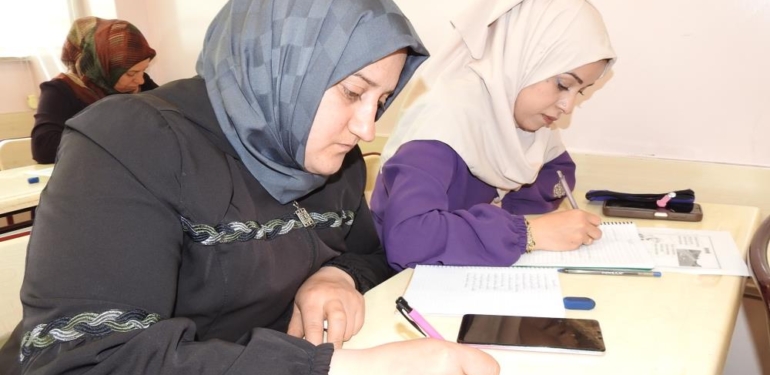 Kadınlar, Yıllar Sonra Okuma-Yazma Öğrenmenin Mutluluğunu Yaşıyor