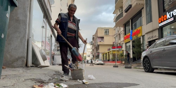 Batman’da Vatandaş Belediyenin Temizlemediği Sokağı Kendi Süpürdü