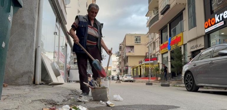 Batman’da Vatandaş Belediyenin Temizlemediği Sokağı Kendi Süpürdü