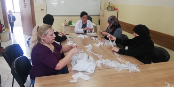 Naylon Poşetler Rengarenk Çantalara Dönüşüyor