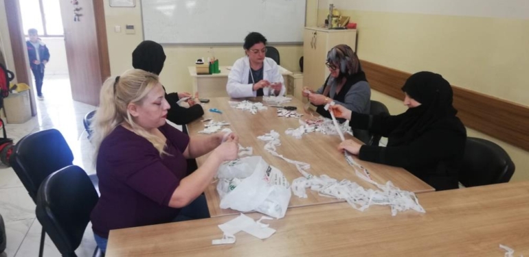 Naylon Poşetler Rengarenk Çantalara Dönüşüyor