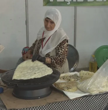 diyarbakirda-esma-nine-lavas-acarak-30-kisilik-ailesine-bakiyor1