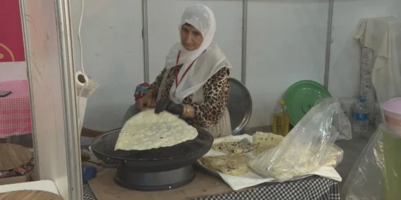 Esma Nine Lavaş Açarak 30 Kişilik Ailesine Bakıyor