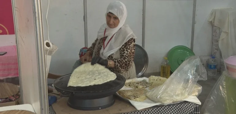 Esma Nine Lavaş Açarak 30 Kişilik Ailesine Bakıyor