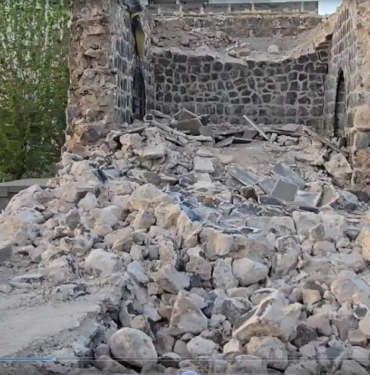 Şırnak - Cizre: Mir Abdal Camisi ve Mem û Zîn Türbesi’nin bulunduğu eski yapı bakımsızlık nedeniyle kısmen yıkıldı
