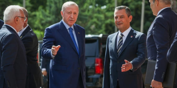 Erdoğan, Özgür Özel’e ‘Cunta Başkanı’ Sözleri Nedeniyle Tazminat Davası Açtı