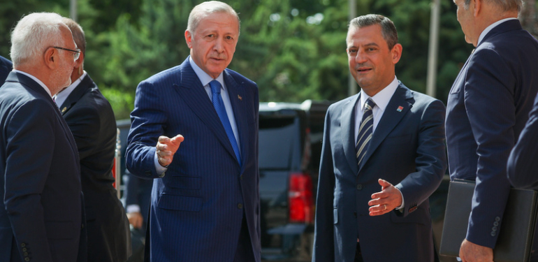 Erdoğan, Özgür Özel’e ‘Cunta Başkanı’ Sözleri Nedeniyle Tazminat Davası Açtı