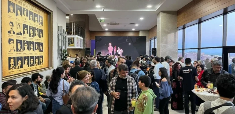 Diyarbakır’da Başlayan Tiyatro Festivali Bavê Teyar’a Atfedildi