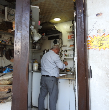 Çaycı İsmet Usta’nın Ocağı 35 Yıldır Bir Metrekarelik Dükkanda Kaynıyor