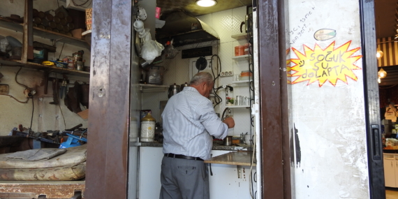 Çaycı İsmet Usta’nın Ocağı 35 Yıldır Bir Metrekarelik Dükkanda Kaynıyor