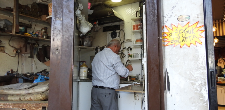 Çaycı İsmet Usta’nın Ocağı 35 Yıldır Bir Metrekarelik Dükkanda Kaynıyor