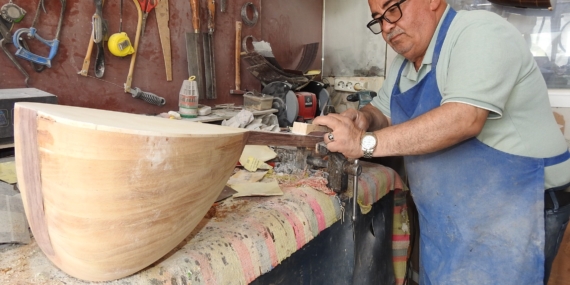 35 Yıldır Yaptığı Bağlamaları Çalamayan Ustanın Üzüntüsü