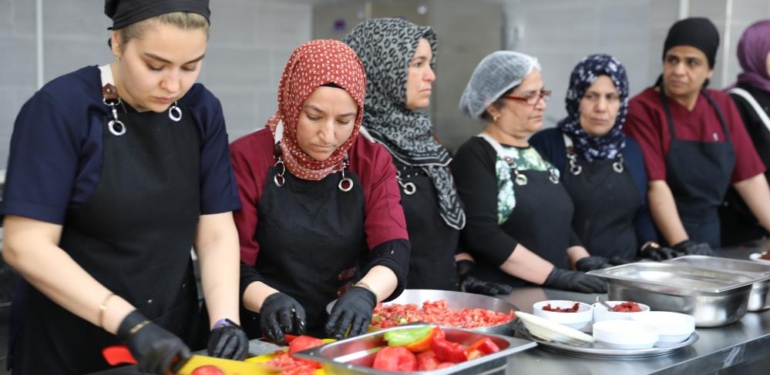 Dünya Mutfağı ve Yöresel Yemekler Kadınların Elinde Tat Buluyor
