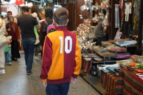 GAZİANTEP'TE GALATASARAY VE TRABZONSPOR'UN LOGOLARI İLMEK İLMEK BAKIRA İŞLENİYOR TARİHİ BAKIRCILAR ÇARŞISI'NDA ZİRAAT TÜRKİYE KUPASI FİNALİ HEYECANI