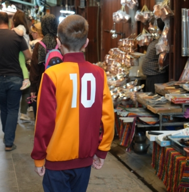 GAZİANTEP'TE GALATASARAY VE TRABZONSPOR'UN LOGOLARI İLMEK İLMEK BAKIRA İŞLENİYOR TARİHİ BAKIRCILAR ÇARŞISI'NDA ZİRAAT TÜRKİYE KUPASI FİNALİ HEYECANI