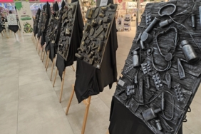 LİSE ÖĞRENCİLERİNİN ATIK MALZEMELERDEN YAPTIKLARI SANATSAL TABLOLAR SERGİDE YOĞUN İLGİ GÖRDÜ GÖRSEL SANATLAR ÖĞRETMENİ VEDAT YEŞİL: "DÜNYAMIZDA HER YIL 300 MİLYON TON PLASTİK ATIK OLUŞMAKTADIR. BU HER SANİYEDE 9,5 TON PLASTİĞİN ÇEVREYE ATILDIĞI ANLAMINA GELMEKTEDİR"