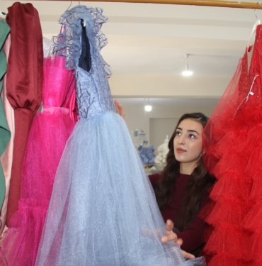 ŞIRNAKLI GİRİŞİMCİ İZLEDİĞİ DİZİDEKİ MODA TASARIMCISI KARAKTERİNDEN ETKİLENEREK 20 YAŞINDA ATÖLYE KURDU