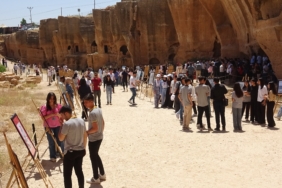 LİSE ÖĞRENCİLERİ ASIRLIK YAPILARI ELE ALDIKLARI RESİMLERİNİ DARA ANTİK KENTİ'NDE SERGİLEDİ SANATSEVERLER, MARDİN'İ BU SERGİDE GEZDİ