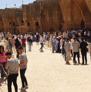 LİSE ÖĞRENCİLERİ ASIRLIK YAPILARI ELE ALDIKLARI RESİMLERİNİ DARA ANTİK KENTİ'NDE SERGİLEDİ SANATSEVERLER, MARDİN'İ BU SERGİDE GEZDİ