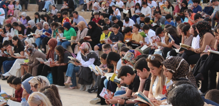 Teknolojiye Ara, Kitaba Merhaba: Öğrenciler ve Veliler Birlikte Kitap Okudu
